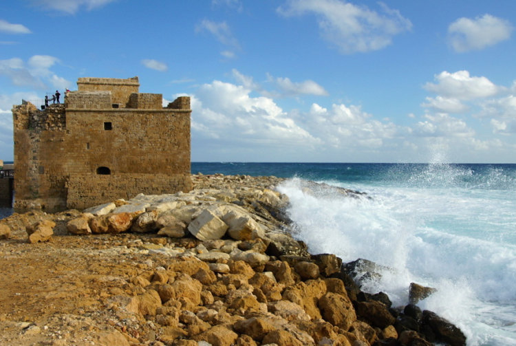 Pafos - pafoskému přístavu vévodí pevnost Pafos Medieval