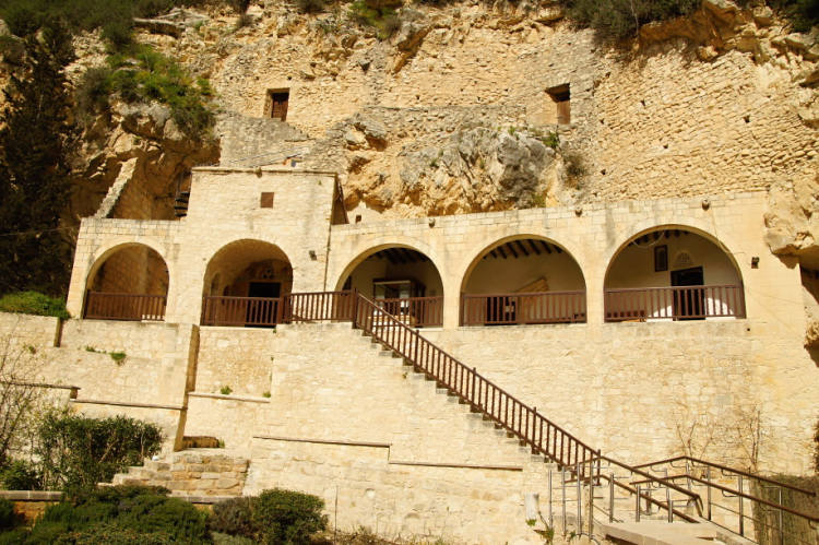 Pafos - ve vnitrozemí je možné navštívit klášter Agios Neophytos