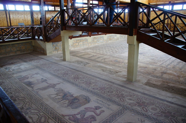 Pafos - mozaiky se rozkládají na obrovské ploše, návštěvníci mají možnost si je z výšky prohlédnout