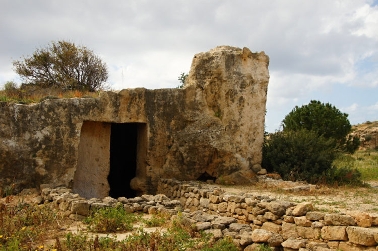 Pafos - na mořském pobřeží jsou rozesety Hrobky králů
