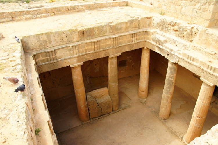 Pafos - mnohé z hrobek zdobí dochované dórské sloupy