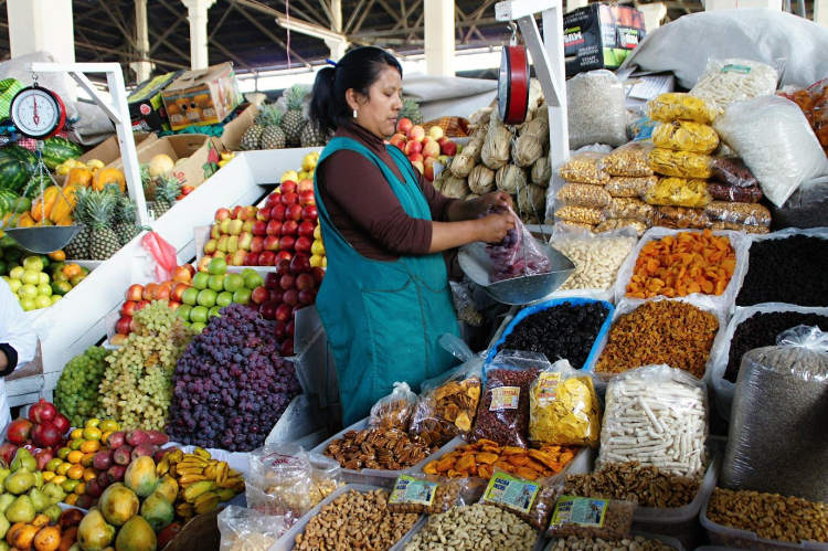 Cuzco - na trhu seženete rozmanité druhy čerstvého i sušeného ovoce