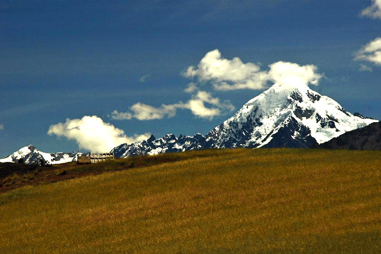 zasněžený vrchol Nevado Verónica - 5682 m. n. m.