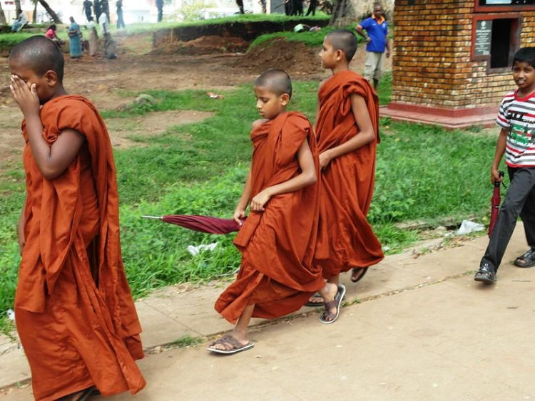 malí mniši, na Srí Lance je to rozhodnutí na celý život