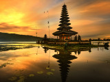 Plovoucí chrám Ulun Danu