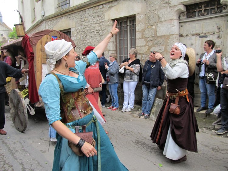 Champagne - Provins_ slavnost Medievales_ účastníci si to opravdu užívají (foto D.Vavroušková)