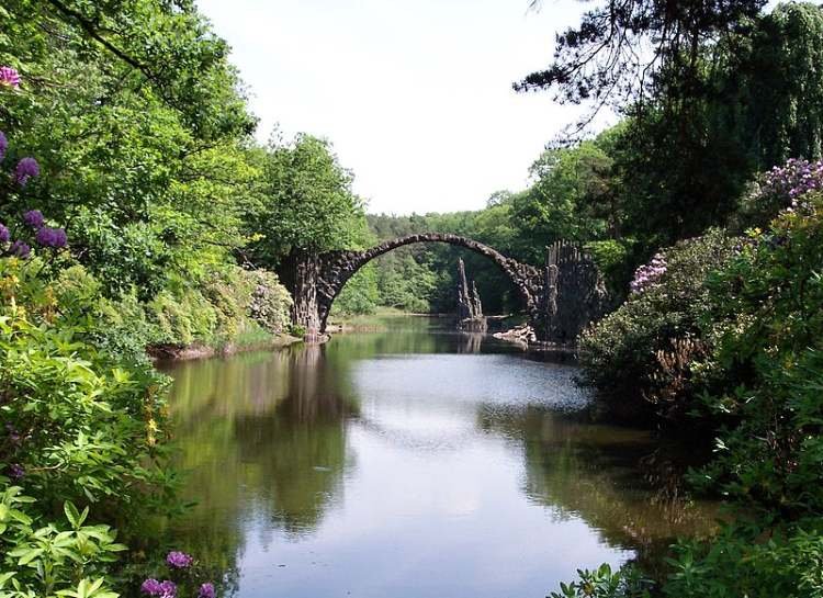 Německo - Kromlau - Rakotzbrücke z čedičových sloupců z Čech